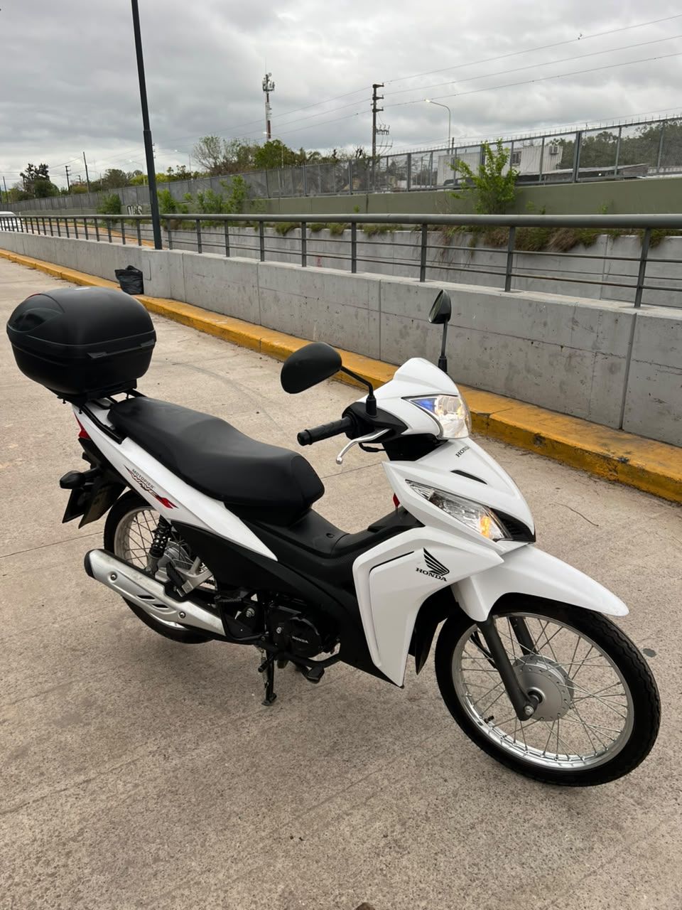 Honda Wave 2025 blanca, premio del sorteo